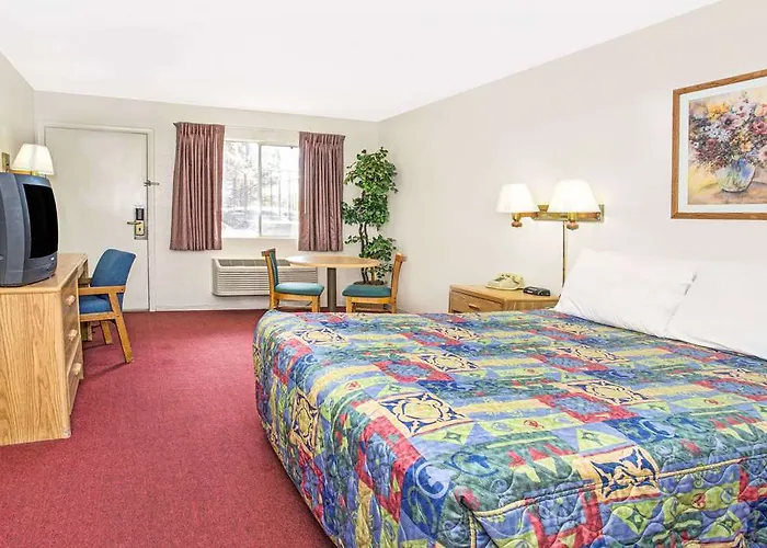 Cheap hotel: Knights Inn Aurora